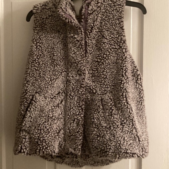 Francesca’s Sherpa Vest M. - Picture 1 of 5